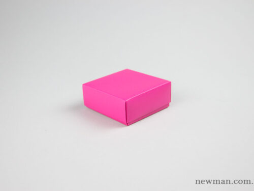 Paper jewellery box 9,5x9,5x3,5cm in fuchsia pink.