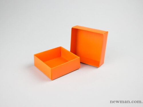 Paper jewellery box 10x10x4cm in orange.