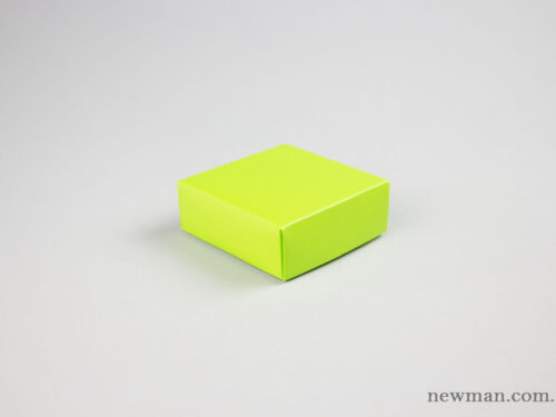 Paper jewellery box 9,5x9,5x3,5cm in lime green.