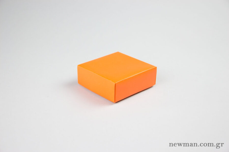 Paper jewellery box 9,5x9,5x3,5cm in orange.