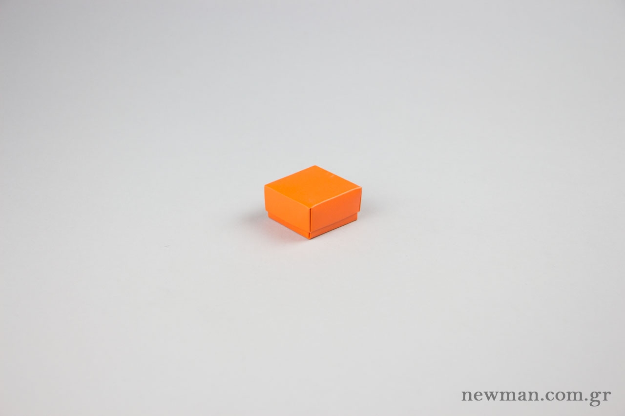 Jewellery box 4x4x2.2cm in orange.