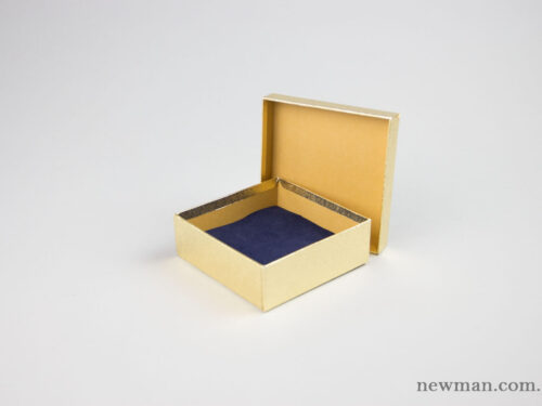 Paper jewellery box 10x10x3.5cm in gold.