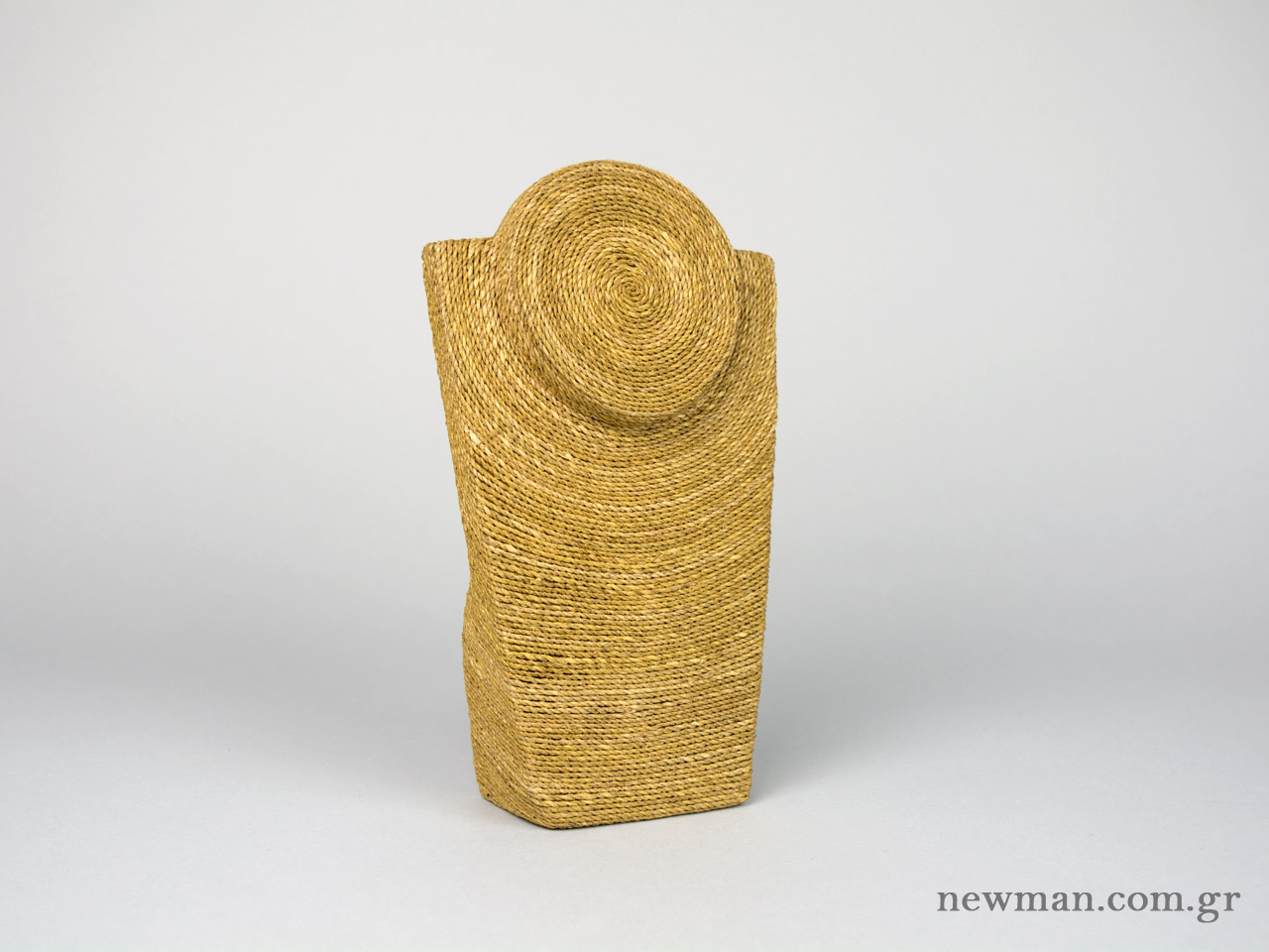 A jewellery stand made of twine, 20 cm height.