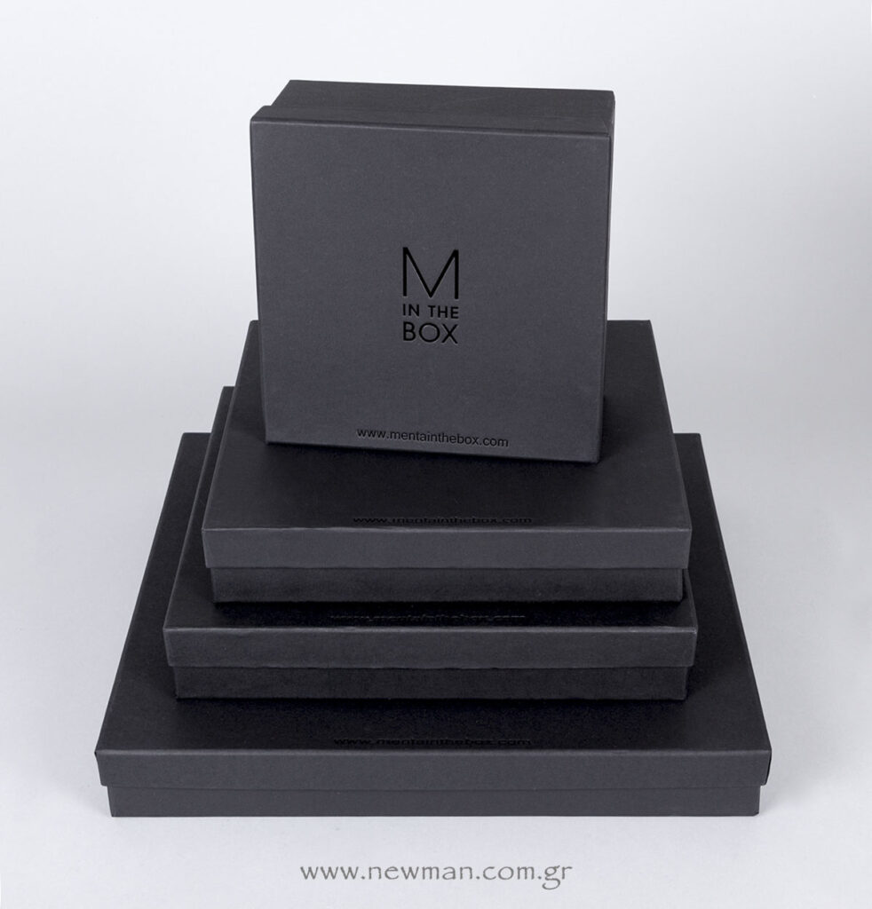 Μαύρα χάρτινα κουτιά με μαύρη γυαλιστερή εκτύπωση