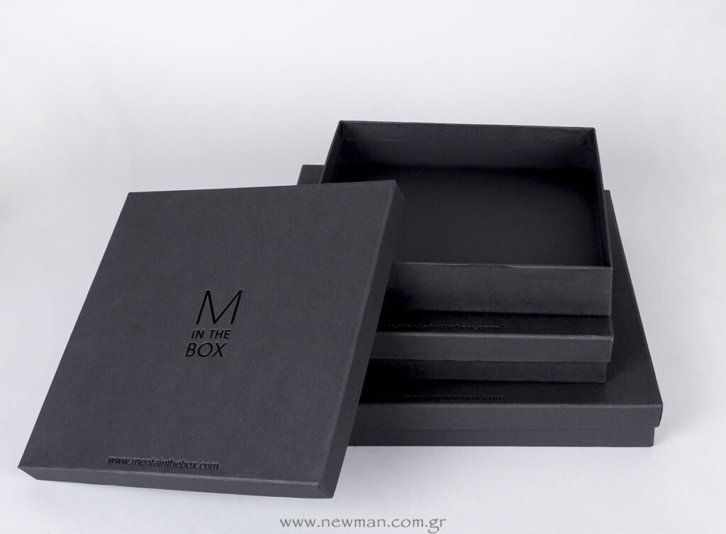 Μαύρα χάρτινα κουτιά με μαύρη γυαλιστερή εκτύπωση