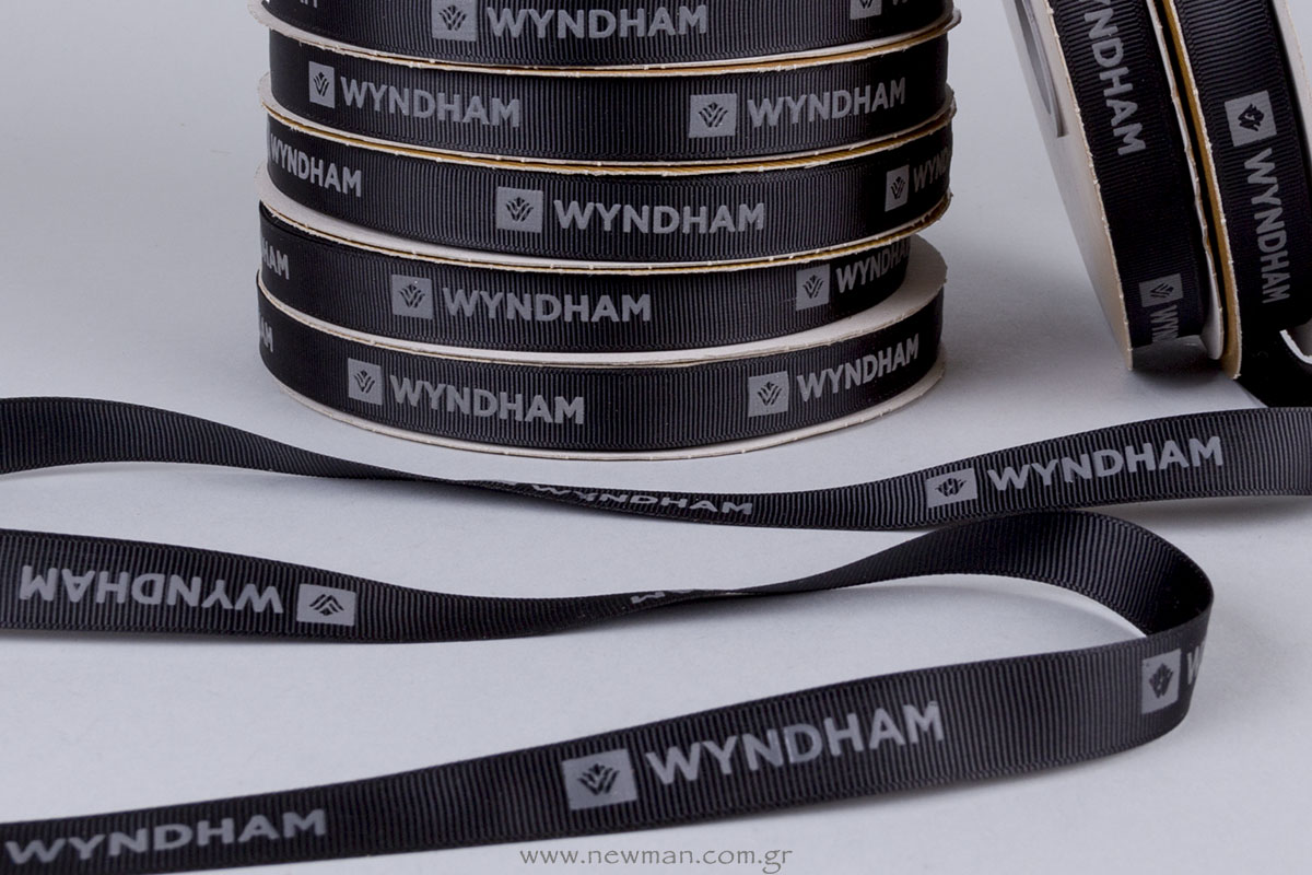 Wyndham: Μαύρη γκρο κορδέλα με ανάγλυφη γκρι μεταξοτυπία