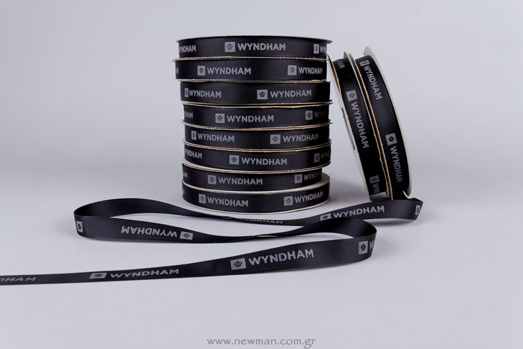 Wyndham: Μαύρη γκρο κορδέλα με ανάγλυφη γκρι μεταξοτυπία