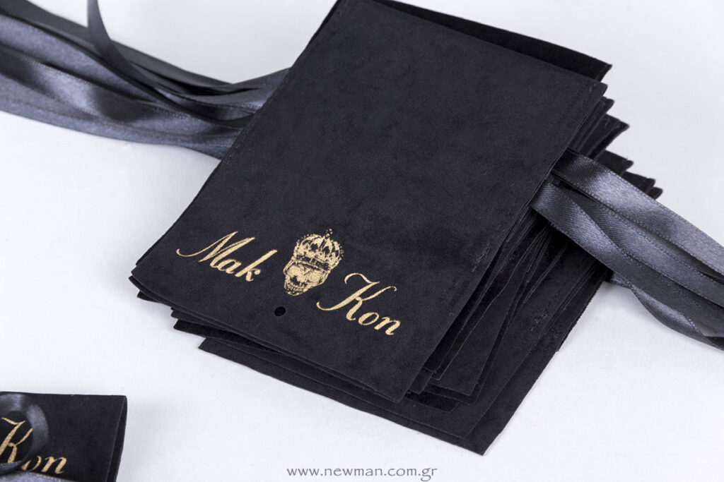 Σουέτ μαύρο πουγκί με σατέν μαύρη κορδέλα & εκτύπωση χρυσό λογότυπο Mak Kon