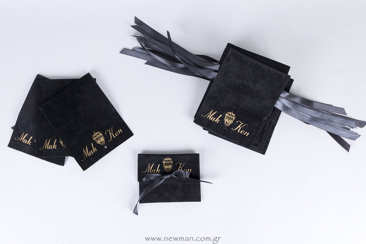 Σουέτ μαύρο πουγκί με σατέν μαύρη κορδέλα & εκτύπωση χρυσό λογότυπο Mak Kon