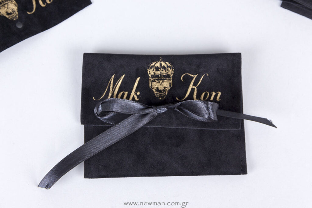 Mak Kon τυπωμένο μάυρο σουέτ πουγκί με μαύρη σατέν κορδέλα