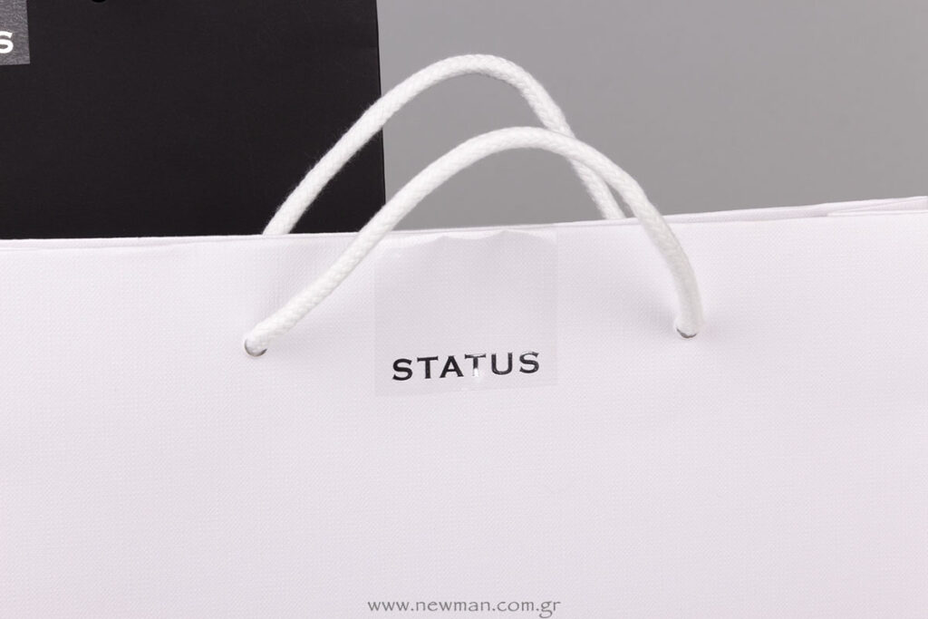 Status logo σε αυτοκόλλητες ετικέτες για τσάντα