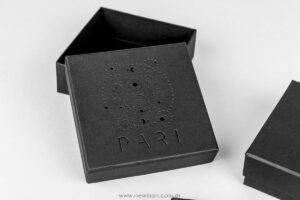 Pari Jewels λογότυπο τυπωμένο σε κουτί για κοσμήματα