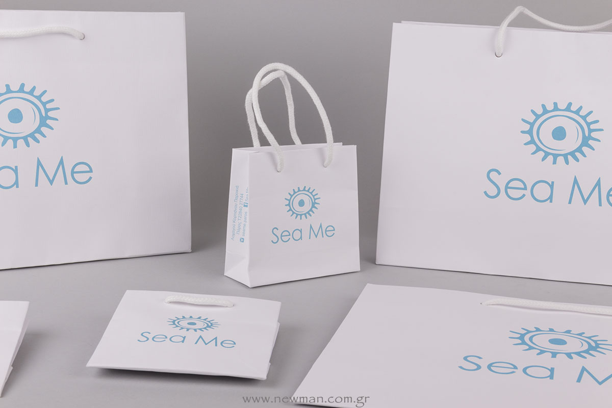 Sea Me λογότυπο σε τσάντα με στοιχεία επικοινωνίας στην πιέτα