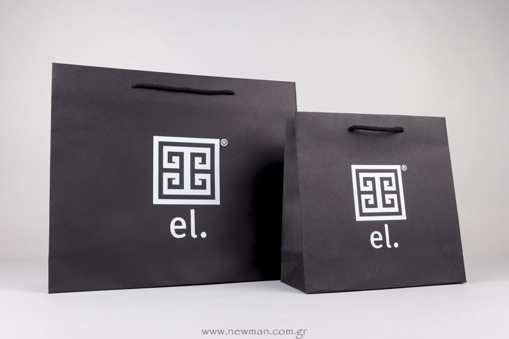 Λευκή εκτύπωση μεταξοτυπίας σε μαύρη χάρτινη τσάντα για το κατάστημα el.