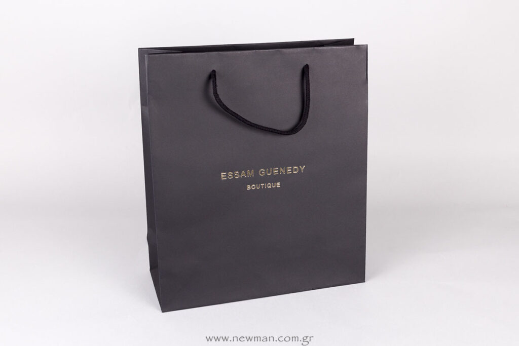 Μάυρη τσάντα με χρυσό λογότυπο Essam Guenedy