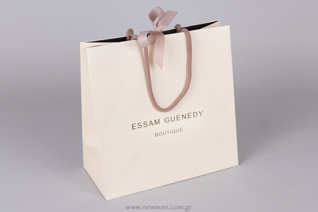 Essam Guenedy logo σε χάρτινη τσάντα πολυτελείας με κορδέλα