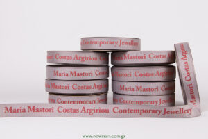 Maria Mastori Costas Argiriou Contemporary Jewellery σε γκρί κορδέλα Gross με κοκκινη ανάγλυφη μεταξοτυπία