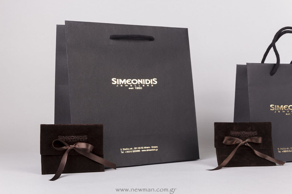 Επώνυμη συσκευασία κοσμημάτων: Χάρτινες τσάντες με χρυσοτυπία και Σουέτ πουγκιά με βαθυτυπία