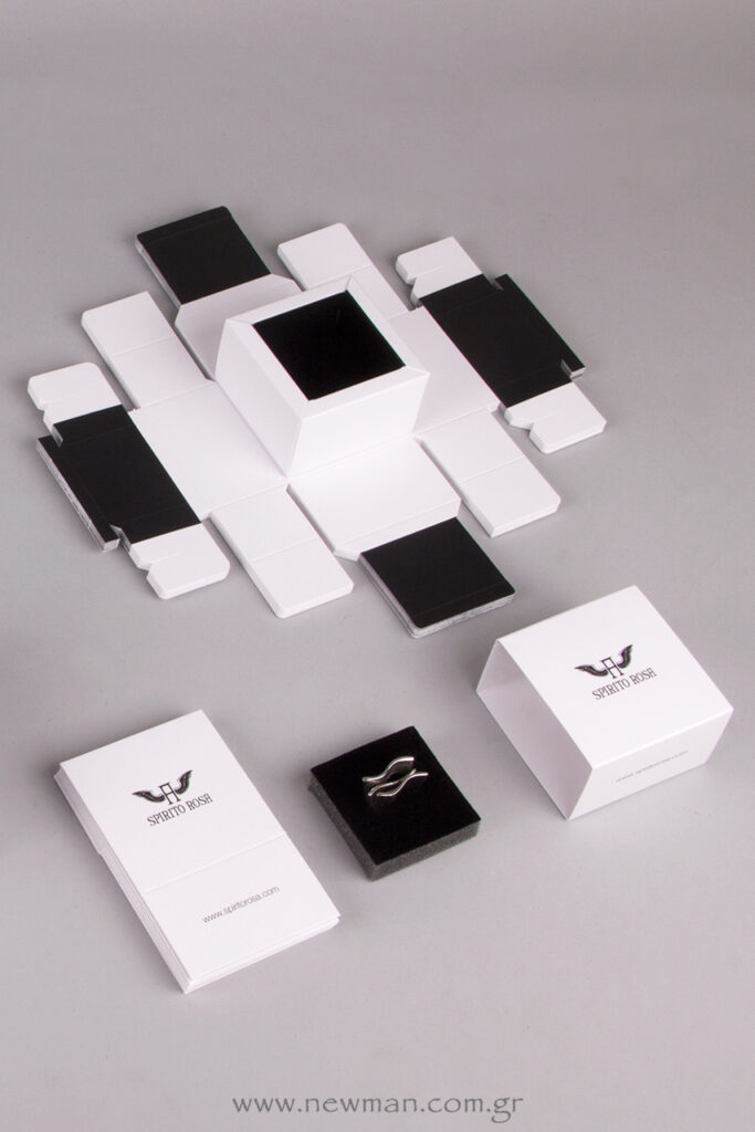 The sleeve of the box is printed in black on all sides (company logo, e-mail address, etc.).