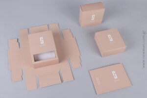Συρταρωτό κουτί σε nude απόχρωση με το λογότυπο της εταιρείας Jewls & Jems.