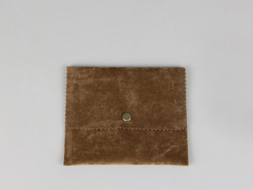 Brown pocket-sized pouch with matte bronzed button 125x105_8141