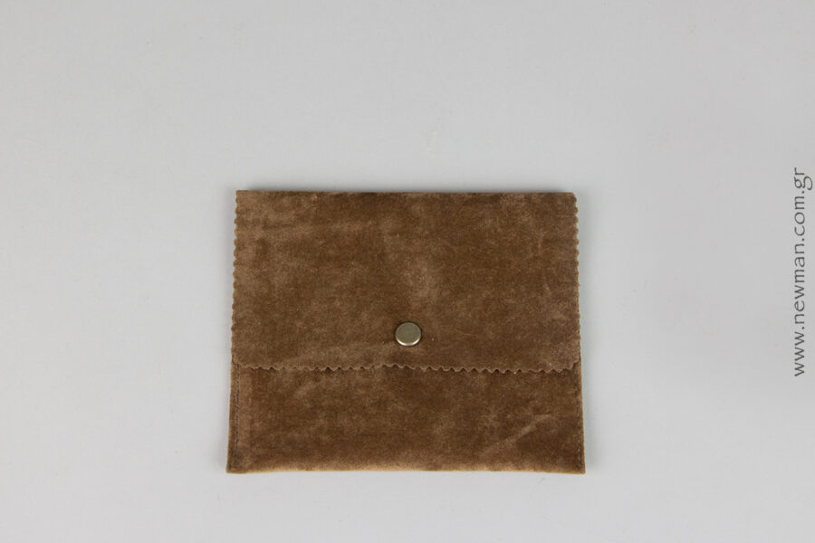Brown pocket-sized pouch with matte bronzed button 125x105_8141