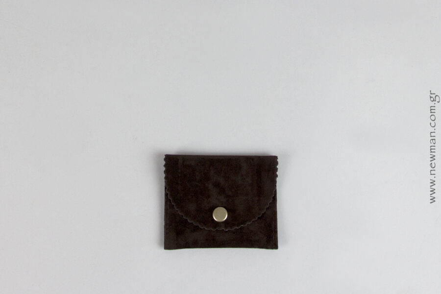 Dark brown pocket-sized pouch with matte bronzed button 70x60_8180