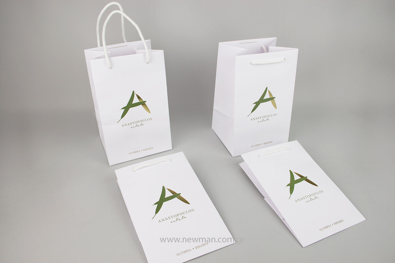 Οι πολυτελείς χάρτινες λευκές τσάντες Gofrato είναι φτιαγμένες από ανάγλυφο χαρτί με βαμβακερό κορδόνι.