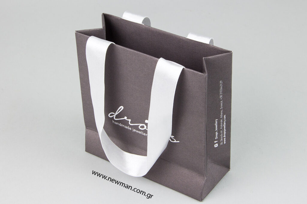Οι πολυτελείς χάρτινες Kraft λευκές τσάντες Gofrato είναι φτιαγμένες από ανάγλυφο χαρτί 230gr.