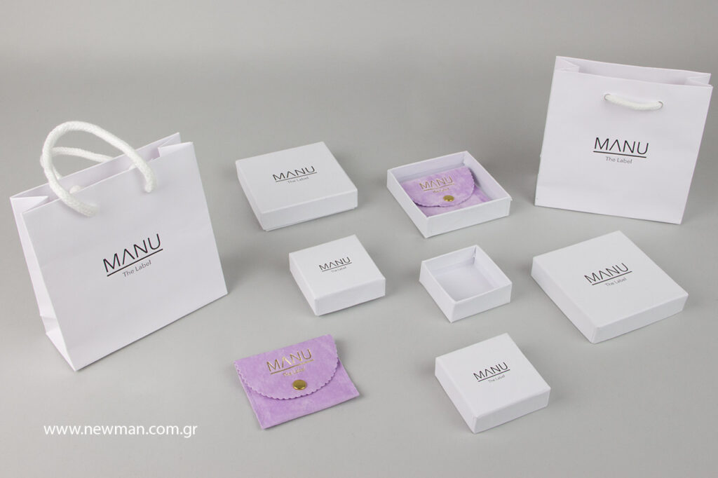 Τυπώσαμε suede πουγκιά σε σχήμα τσέπης με κουμπί, χάρτινα custom κουτιά και Gofrato τσάντες για το brand "MANU The Label".