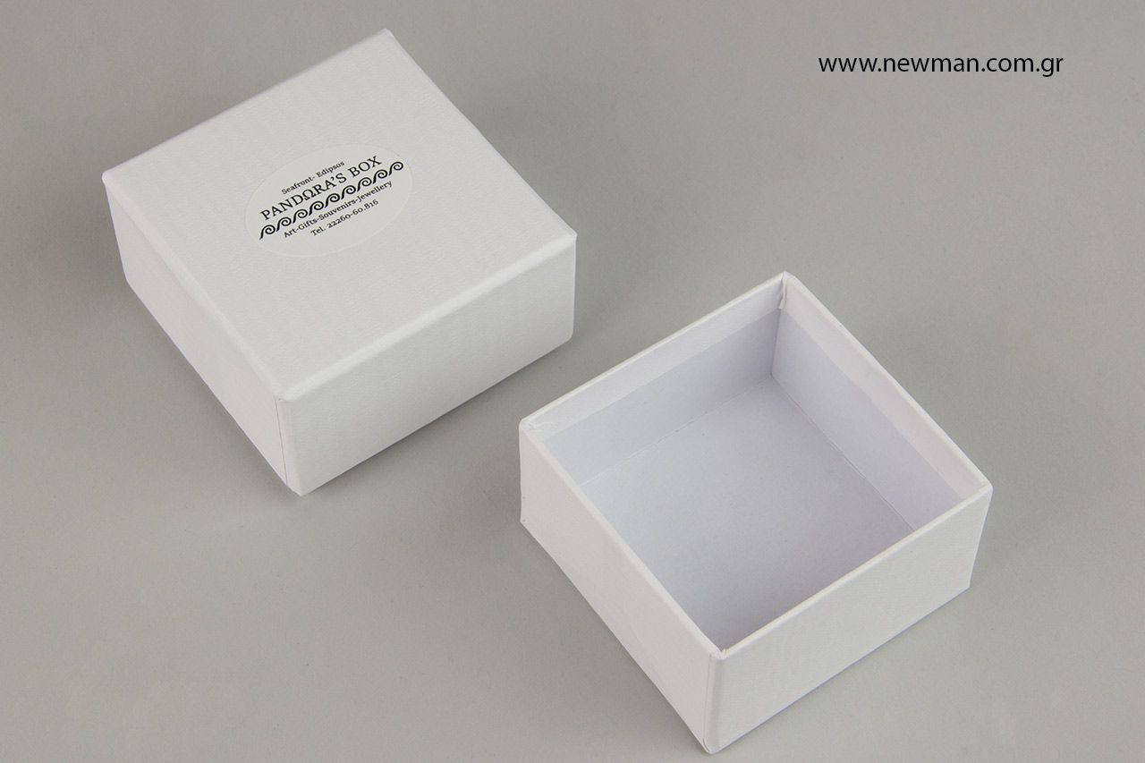 Κολλήστε τις αυτοκόλλητες ετικέτες σε custom-made λευκά κουτάκια συσκευασίας.