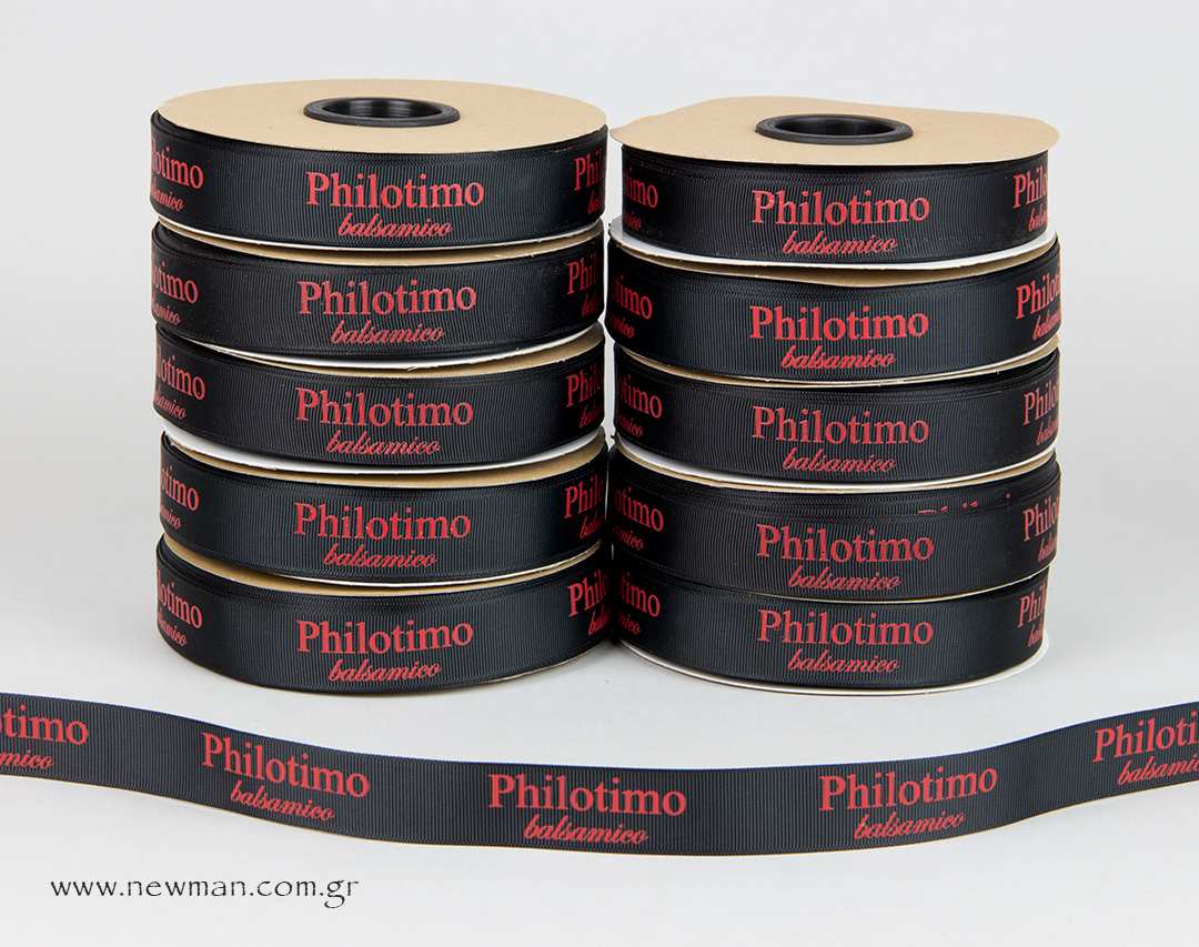 Μαύρη κορδέλα γκρο με κόκκινα γράμματα το λογότυπο “Philotimo balsamico”.
