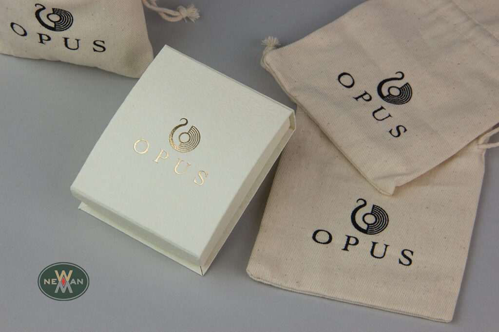 Opus Jewellery: Τυπωμένες συσκευασίες NewMan με λογότυπο.
