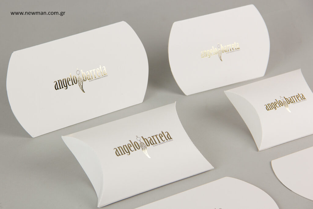 Κουτιά συσκευασίας σε σχήμα φακέλου (κουτί μαξιλάρι) με χαρτόνι λευκό 300gr και τυπωμένο λογότυπο με την τεχνική της χρυσοτυπίας. 