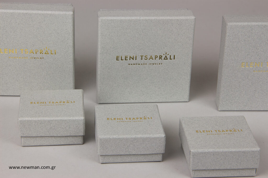 Ελένη Τσαπραλή: Κουτιά συσκευασίας με λογότυπο