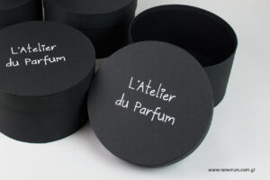 L'Atelier du Parfum: Hot-foil printing on round boxes.