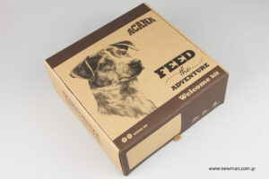 Acana: Τροφές για κατοικίδια σε κουτιά συσκευασίας Newman.