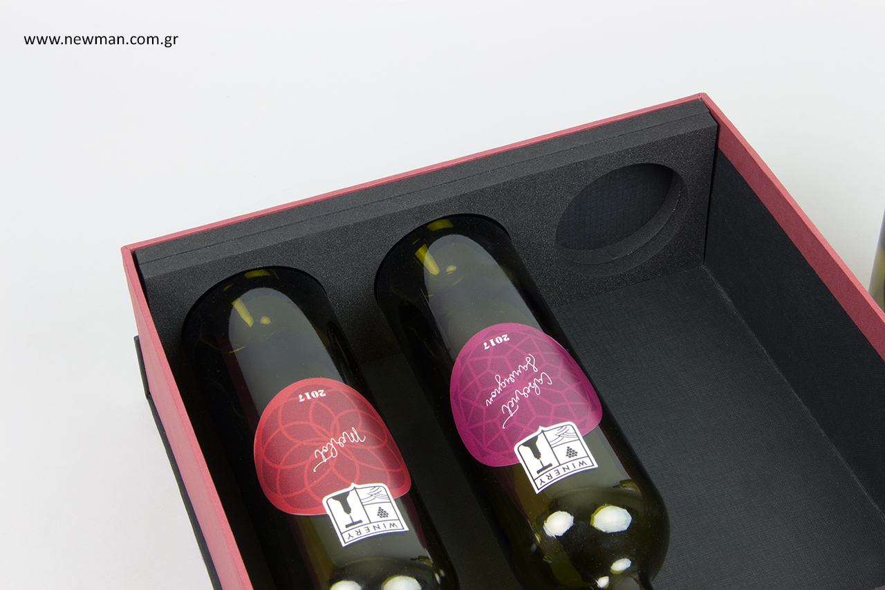 Με ειδικές προδιαγραφές και χωρητικότητα τριών μπουκαλιών, τα δείγματα κουτιών NewMan εντυπωσιάζουν.