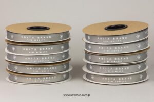Anita Brand: Κορδέλες γκρο με εκτύπωση λογότυπου by NewMan Packaging.
