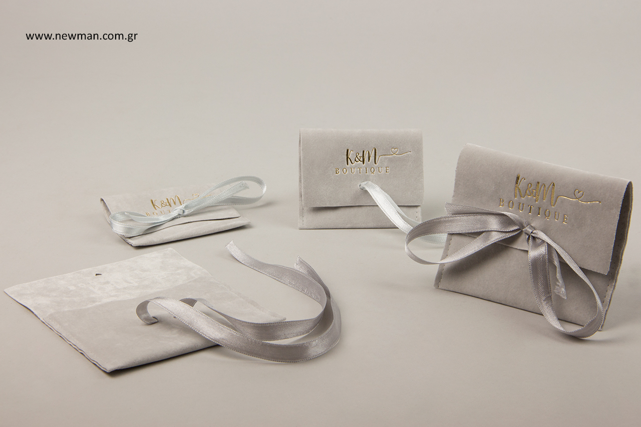 Pocket-shaped pouches with ribbon and logo printing.