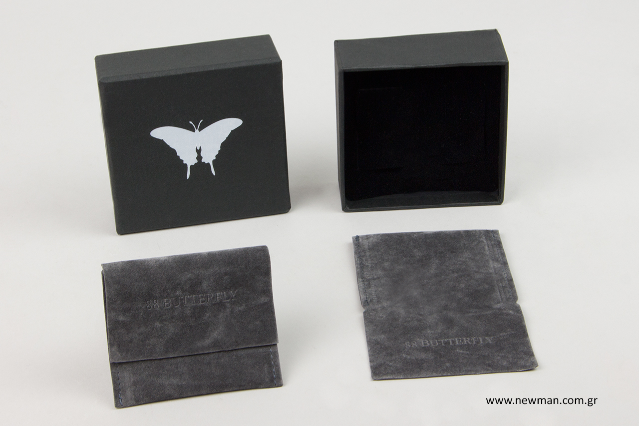 Pocket-shaped pouches with debossed printing and wholesale boxes with hot-foil printing.