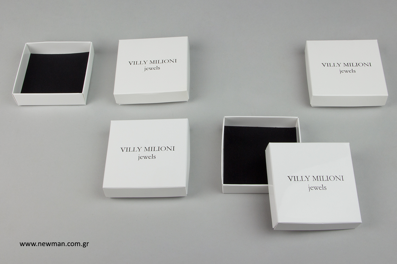 Κουτιά από χαρτόνι μπιτακότ σε λευκό γυαλιστερό χρώμα με μαύρο εσωτερικό βελούδο.