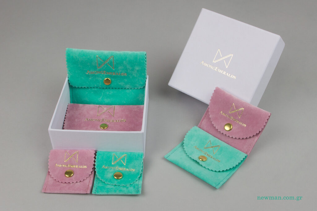 Among Emeralds: Φακελάκια για κοσμήματα και κουτιά ειδικής κατασκευής με εταιρικό σήμα.