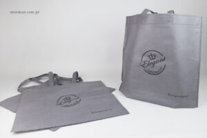 Elegant Handmade: Branded shopping bags with print.