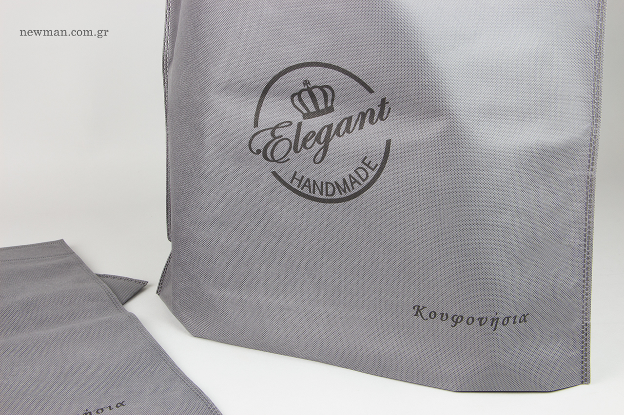 Silk-screen printing on non-woven packaging bags.
