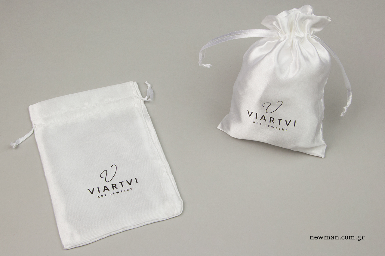 Viartvi: Satin jewellery pouch with logo printing.