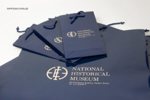 Εθνικό Ιστορικό Μουσείο: Χάρτινες τσάντες με εκτύπωση λογότυπου.
