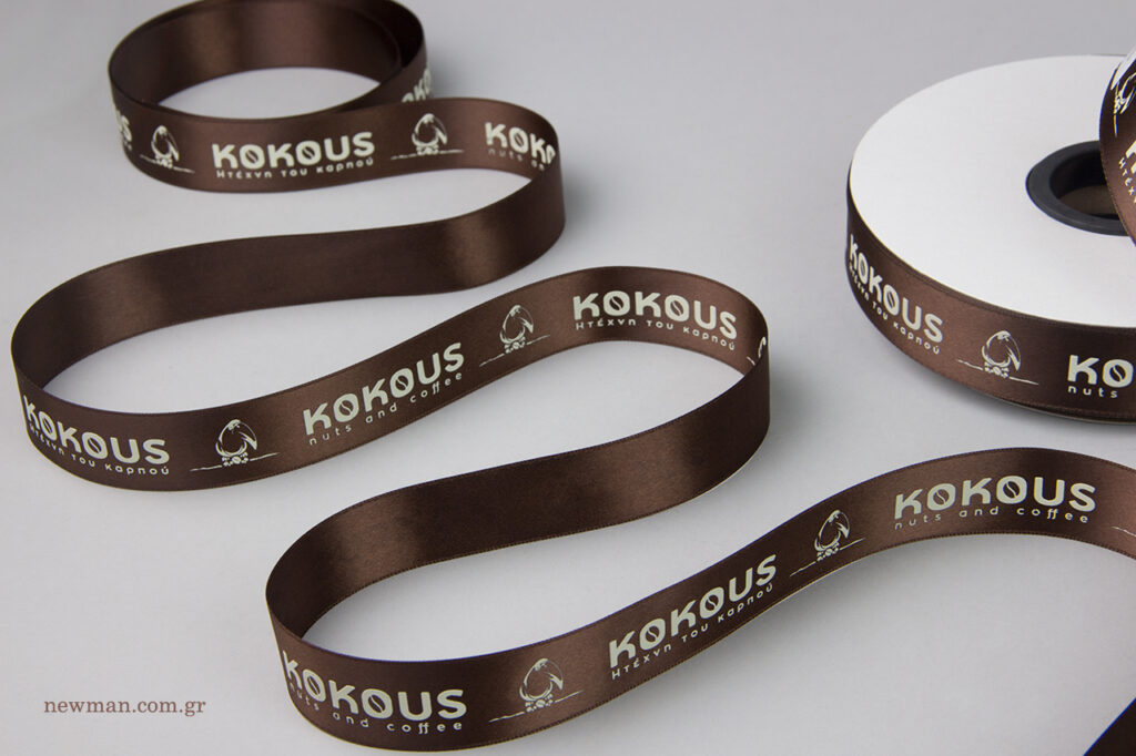 Kokous nuts and coffee: Εκρού μεταξοτυπία σε επώνυμες κορδέλες.