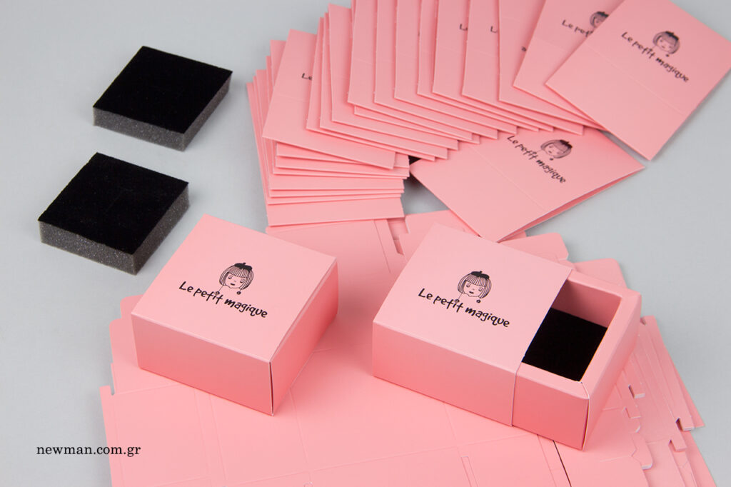 Le Petit Magique: Χάρτινο κουτί για κόσμημα με εκτύπωση λογότυπου.