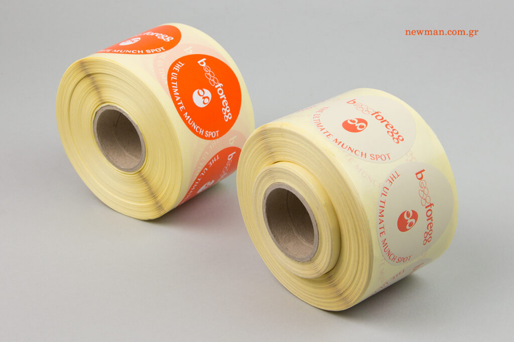 Begg for egg: Στρογγυλές χάρτινες ετικέτες NewMan με εκτύπωση.